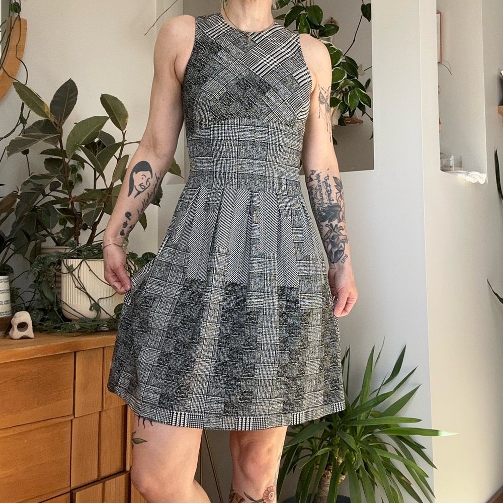 Elegant Black and White Sleeveless Dress, size 8